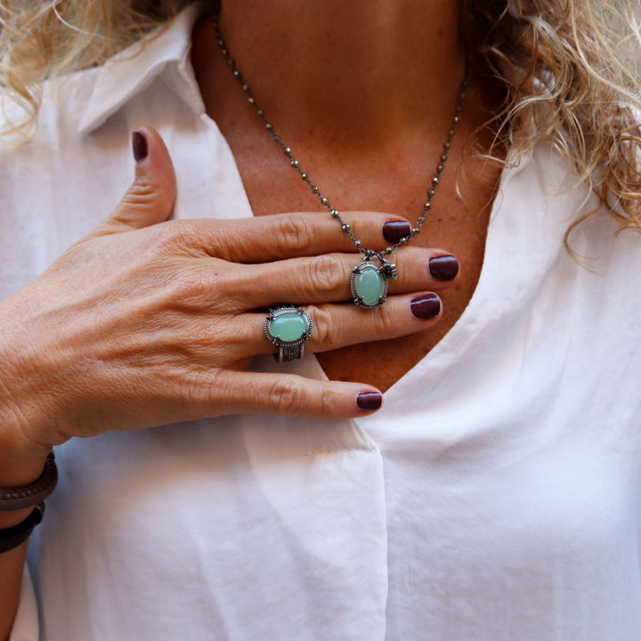 Collar Mujer Meredithe con piedra calcedonia verde