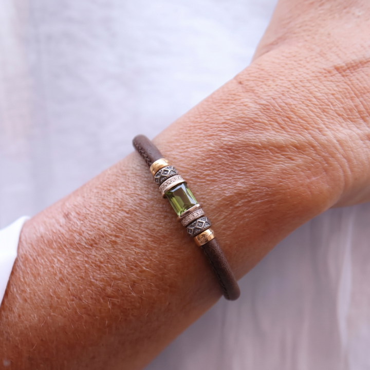 Valyra Damen-Lederarmband mit grünen Zirkonia und 925er Silber
