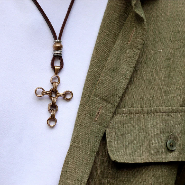 Collar Hombre Kagehana de cuero con cruz de bronce
