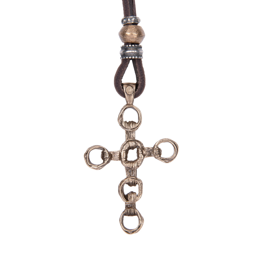 Collar Hombre Kagehana de cuero con cruz de bronce