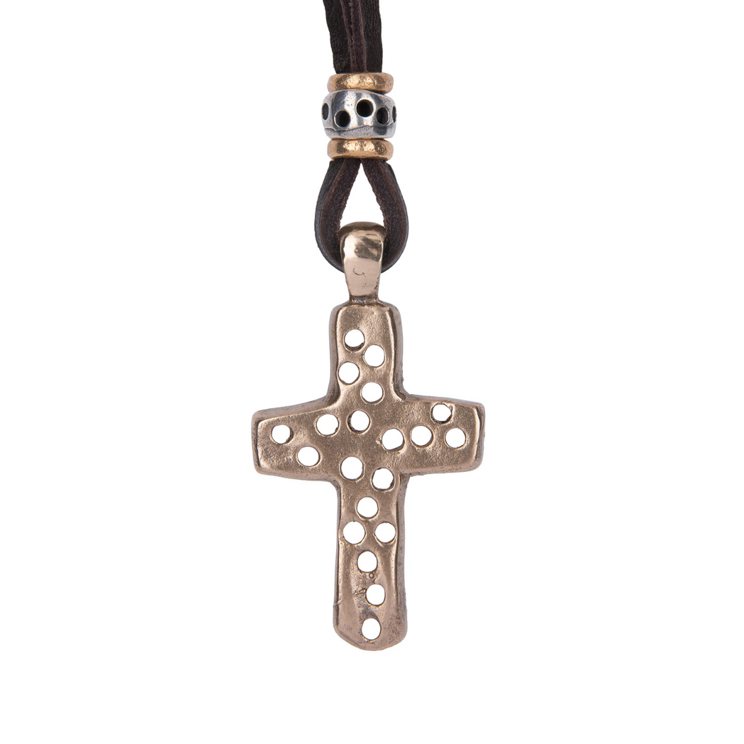 Collar Hombre Kurai Yoru de cuero con cruz de bronce