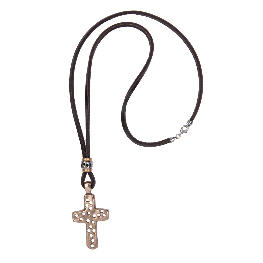 Collar Hombre Kurai Yoru de cuero con cruz de bronce
