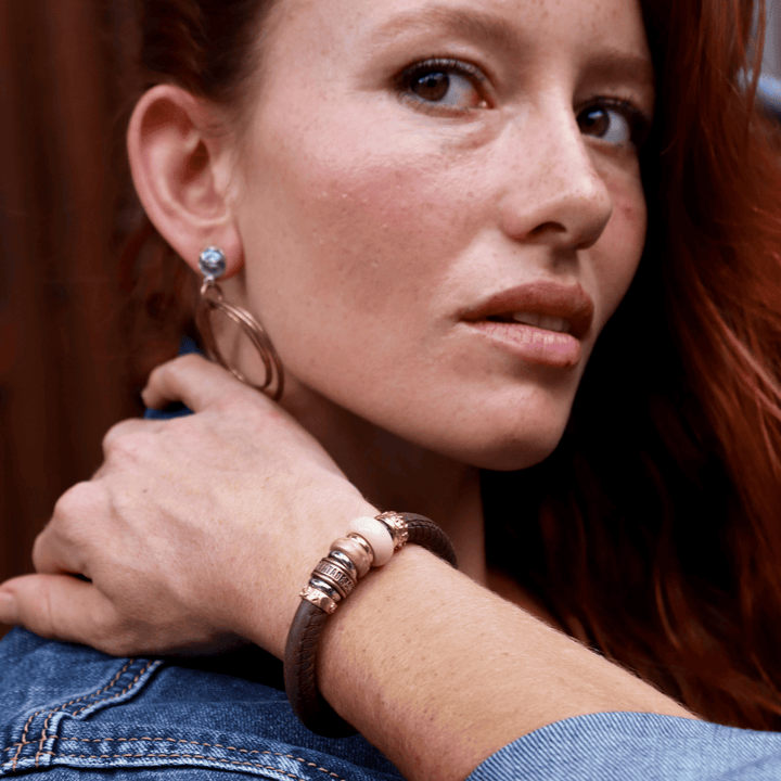 Pulsera mujer Jessie de cuero con resinas marrón y beige