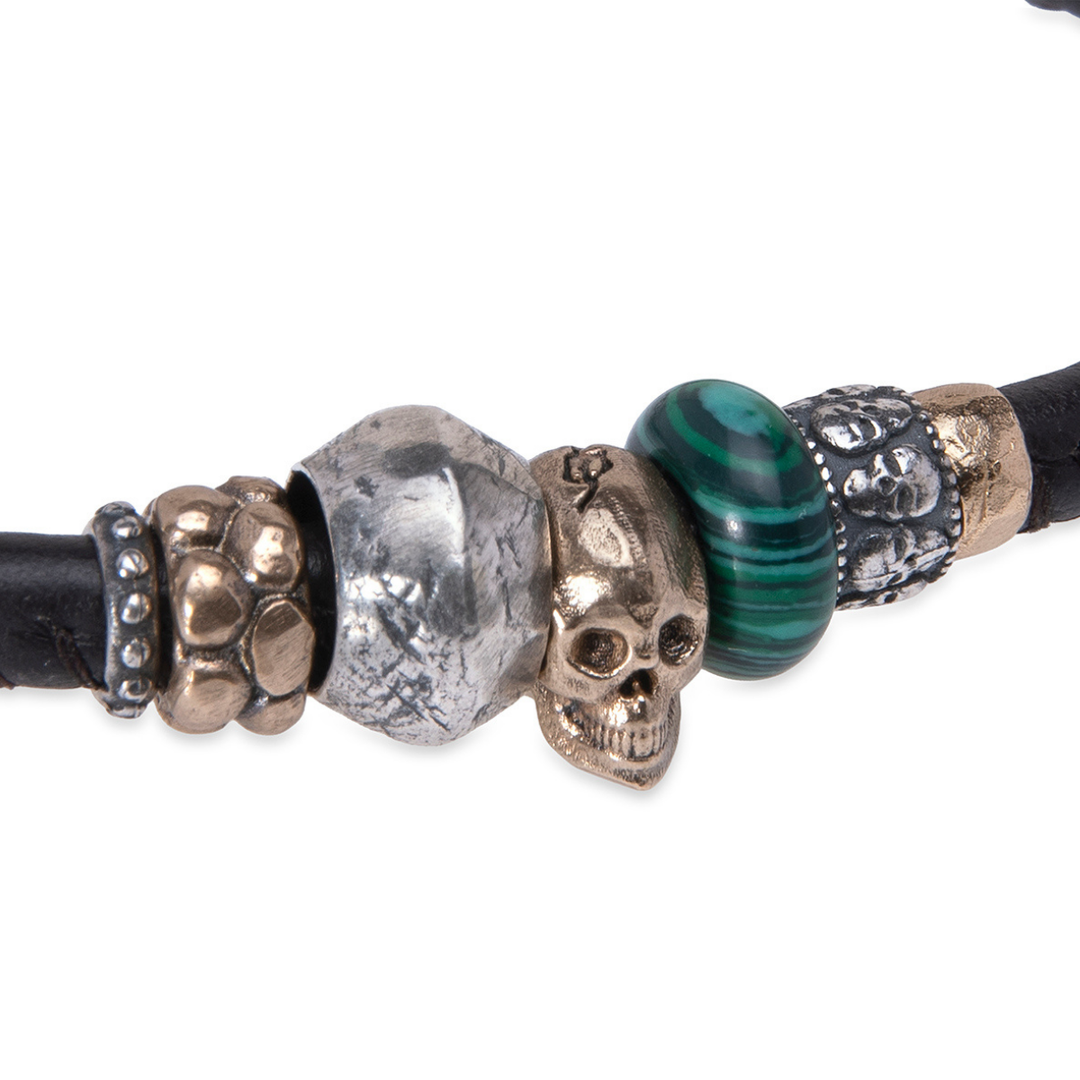 Pulsera Koshin de cuero con calavera de bronce y resina jade