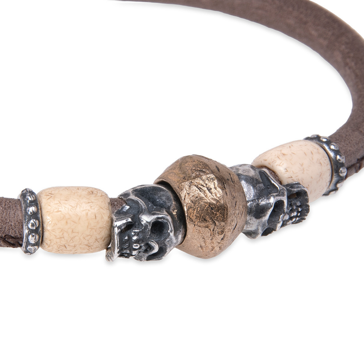 Ishi-Lederarmband mit Totenköpfen aus 925er Silber, Bronze und weißem Harz