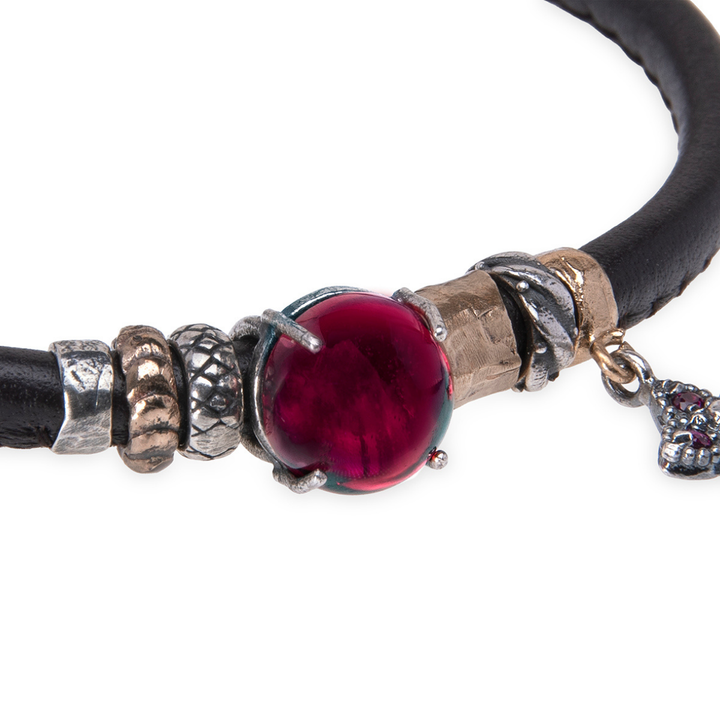Pulsera Mujer Kurai Mono de cuero y piedra granate