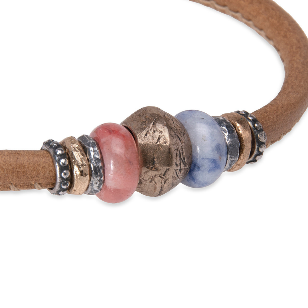 Yami Damen-Lederarmband mit bronzefarbenen und rosa Harzstücken