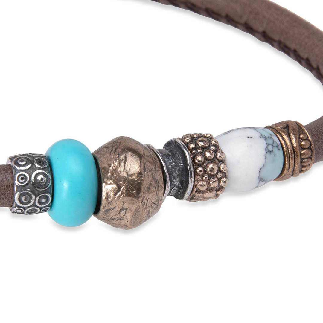 Shin Damen-Lederarmband mit Bronzestücken und weißlichem Stein