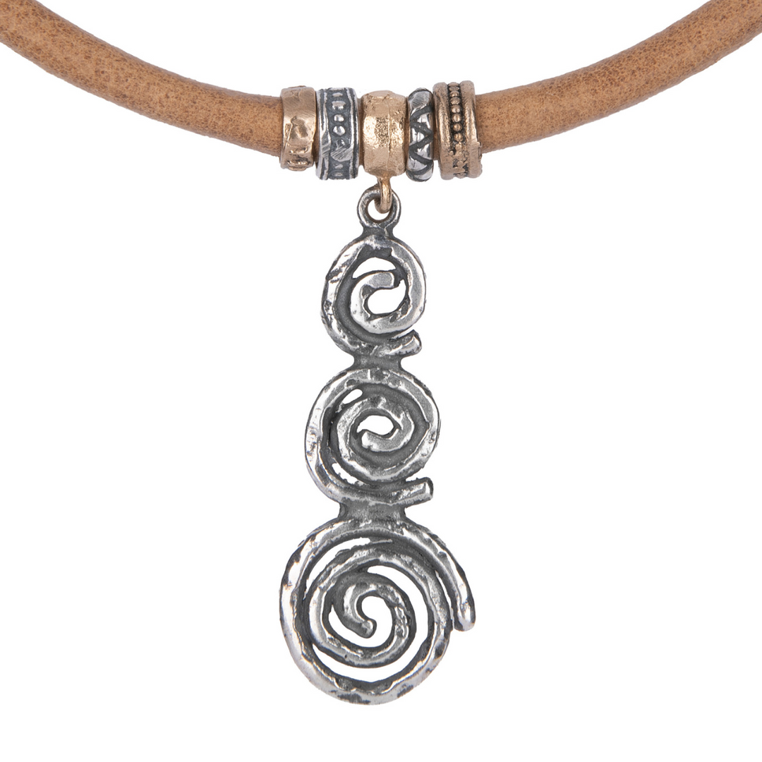 Yugen Damen-Lederhalskette mit einem 925er Silber-Dreispiralanhänger 