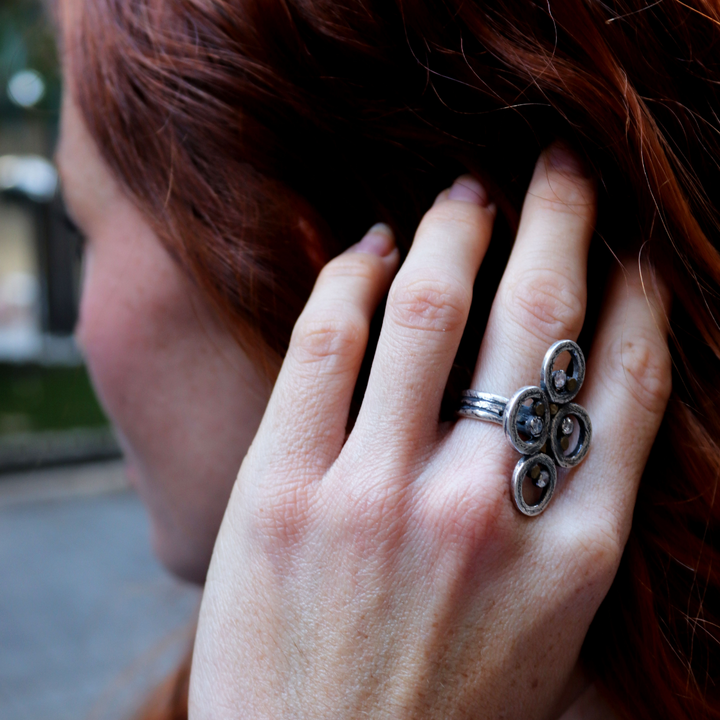 Anillo Mujer Enrai con espirales de plata 925 y puntos de bronce y cironita