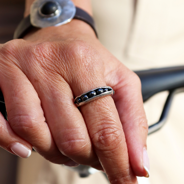 Kurogane Damenring aus 925er Silber und Hämatit