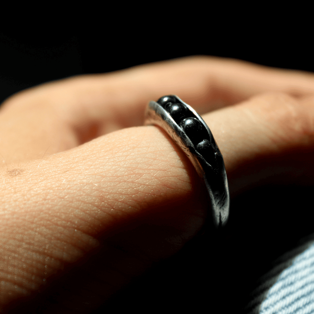 Kurogane Damenring aus 925er Silber und Hämatit