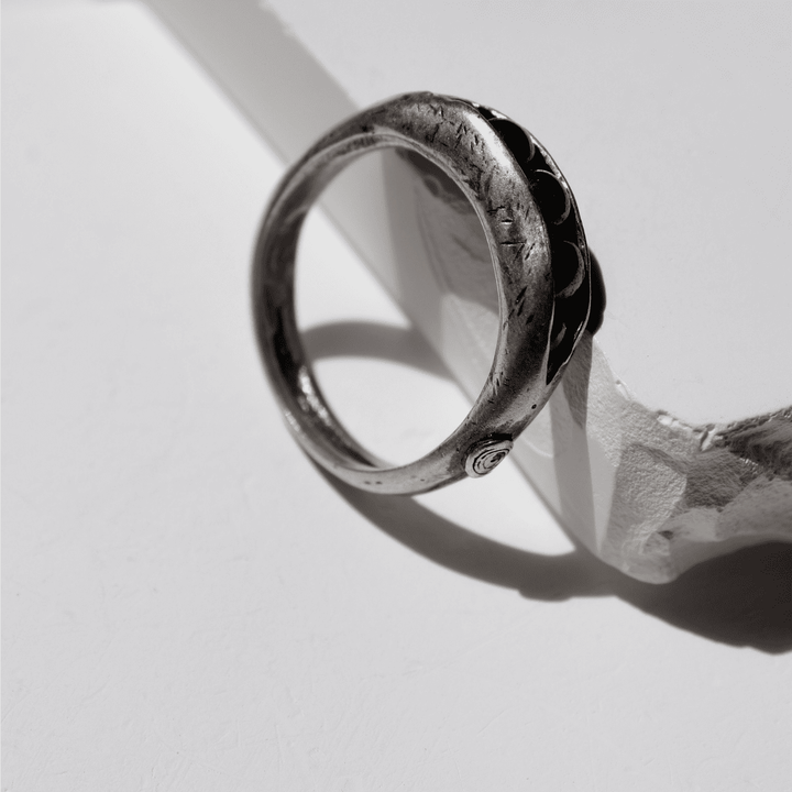 Kurogane Damenring aus 925er Silber und Hämatit