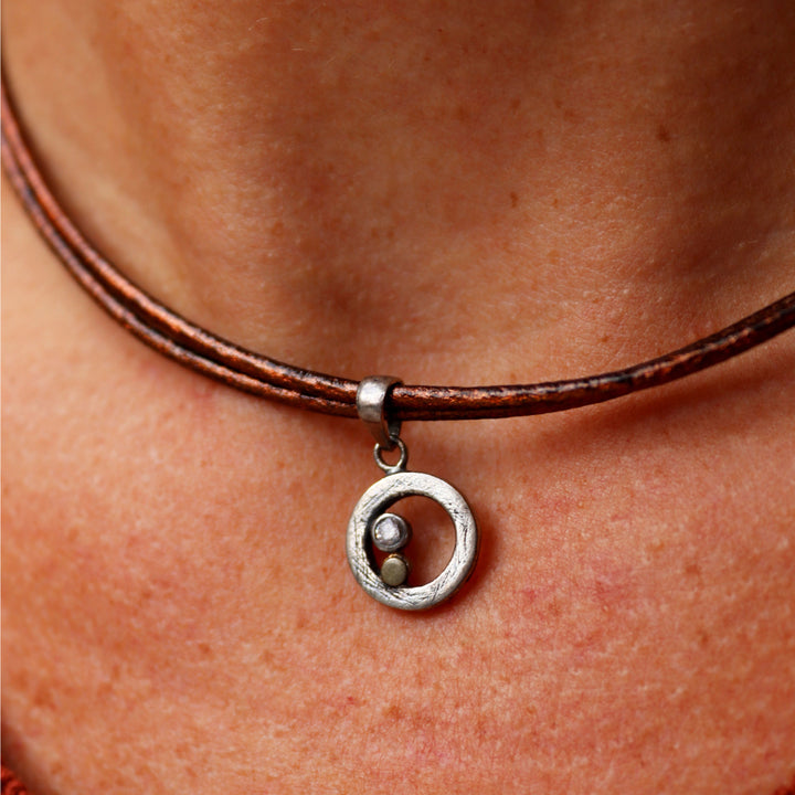 Collar mujer de cuero En con colgante espiral de plata 925 y un punto de bronce