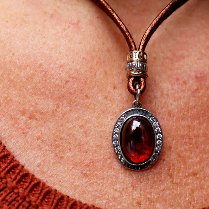 Kurai Damen-Lederhalskette mit Granatstein und Zirkonen 