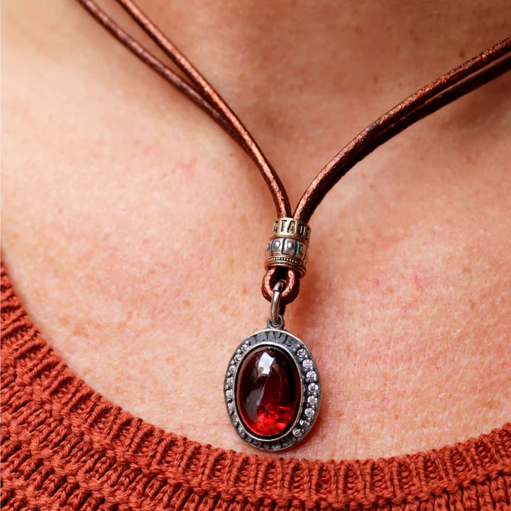 Kurai Damen-Lederhalskette mit Granatstein und Zirkonen 