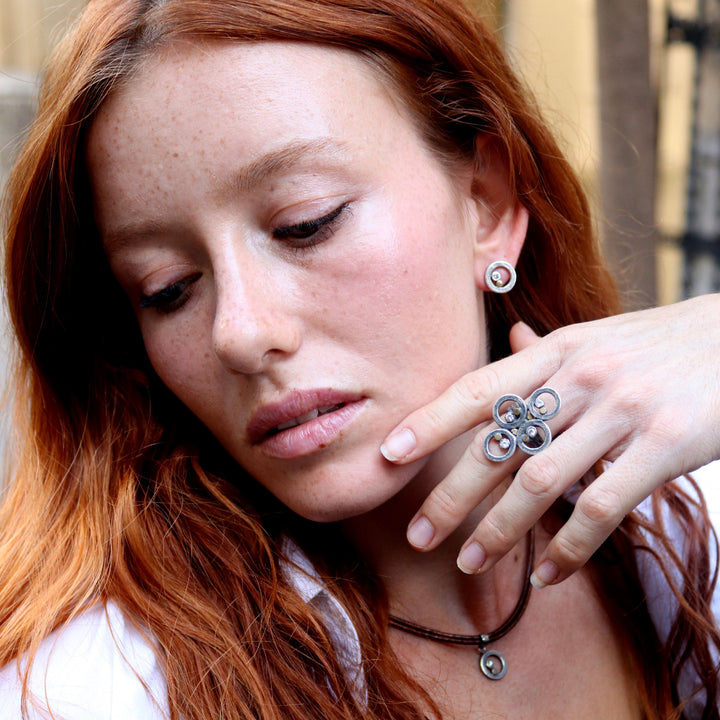 Collar mujer de cuero En con colgante espiral de plata 925 y un punto de bronce