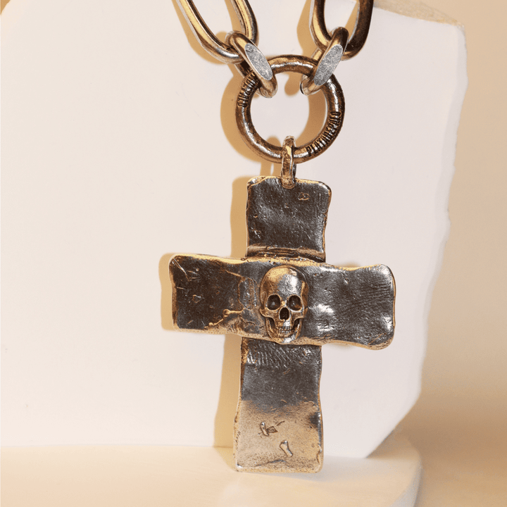 Collar Calavera Monza en cadena de plata y cruz