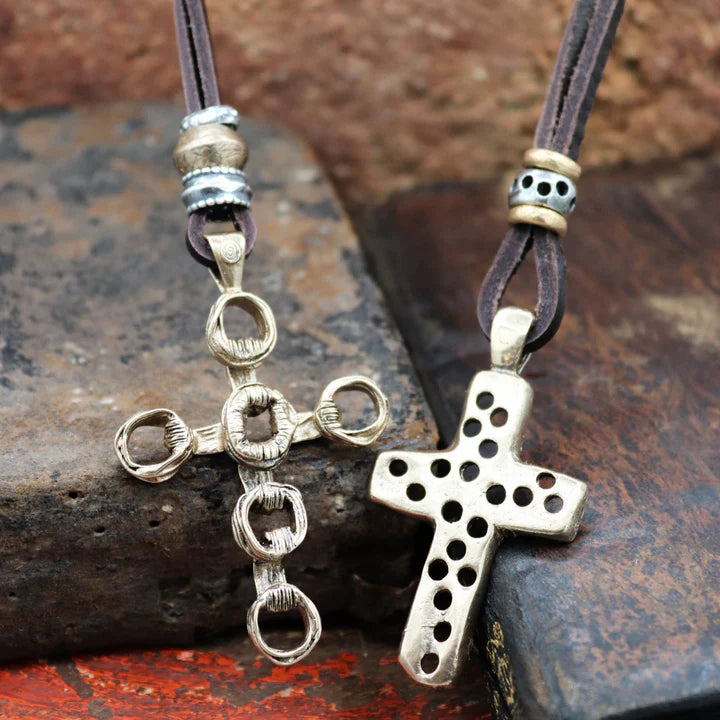 Collar Hombre Kurai Yoru de cuero con cruz de bronce