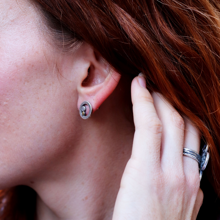 Damenohrringe mit einer 925er Silberspirale und einer Bronzespitze