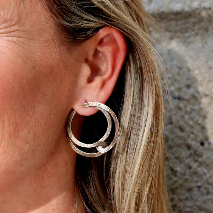 Seishi Damen-Ohrringe mit ineinander verschlungenen Bronze-Creolen