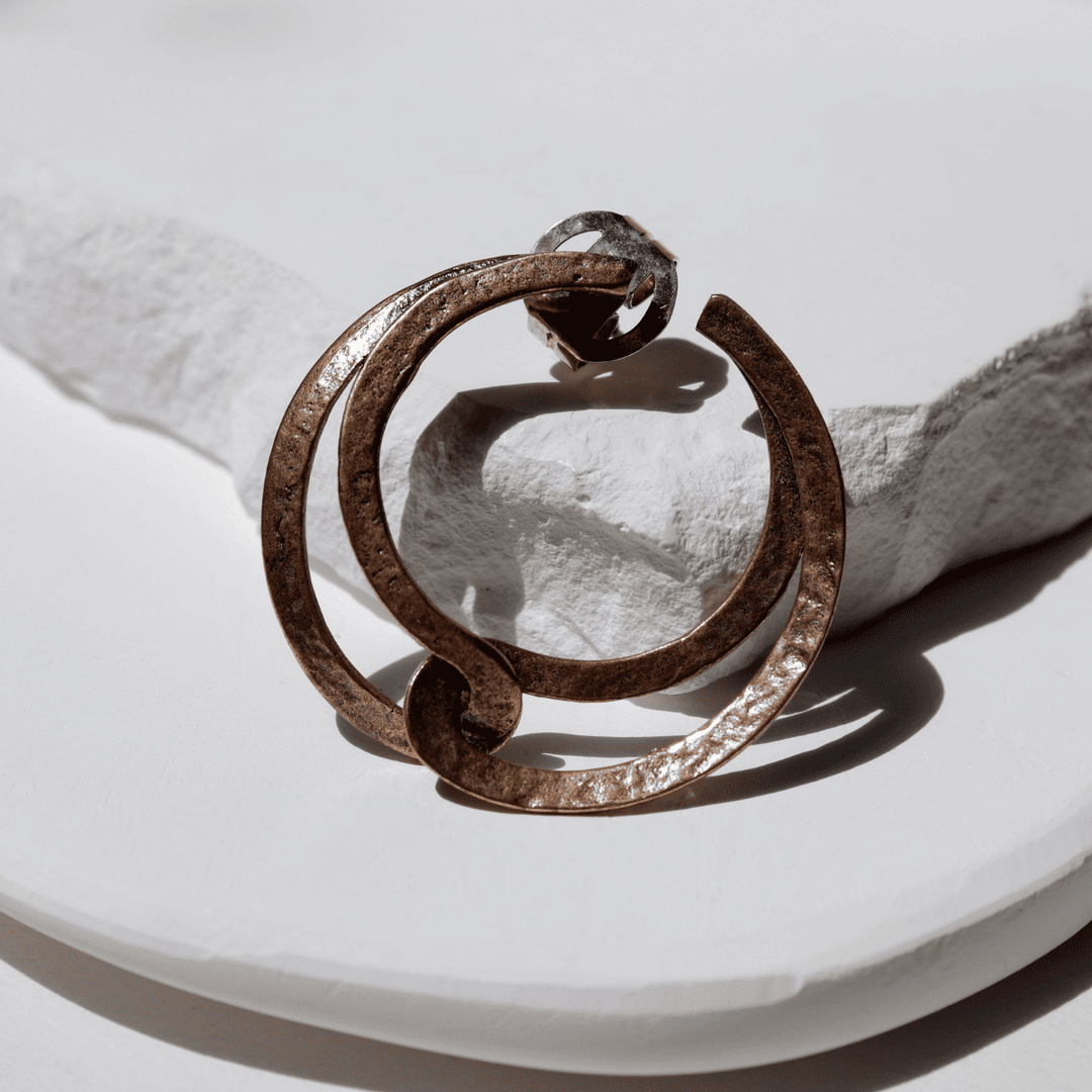 Seishi Damen-Ohrringe mit ineinander verschlungenen Bronze-Creolen