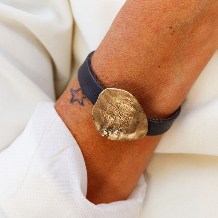 Zenchi women's leather bracelet with bronze center