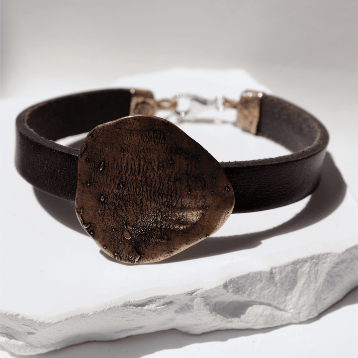 Zenchi women's leather bracelet with bronze center