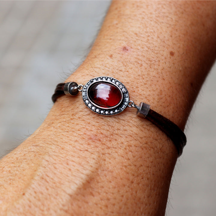Pulsera de cuero mujer Kurai con centro de plata 925 y piedra granate y circonitas