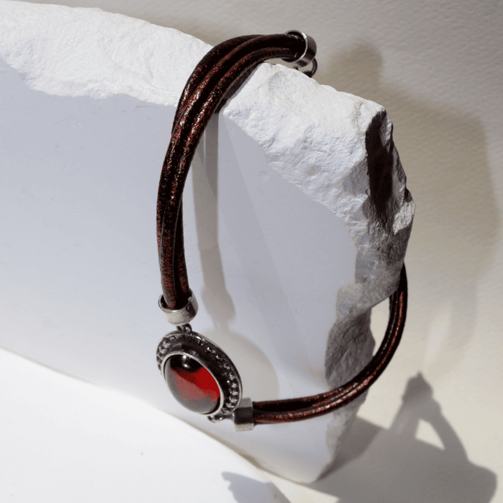 Kurai Damen-Lederarmband mit 925er Silbermitte und Granat- und Zirkonsteinen