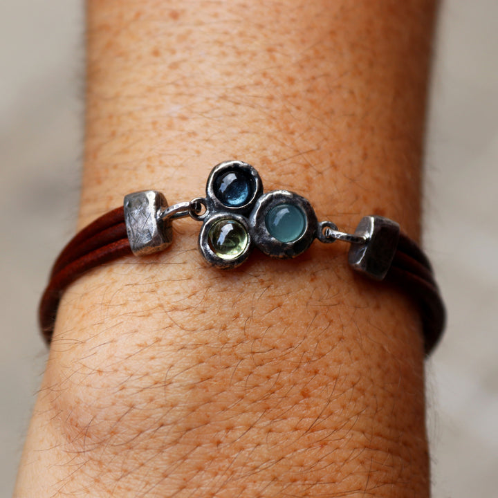 Pulsera de cuero mujer Kaiko centro de plata 925 con aguamarina, verde y olivina