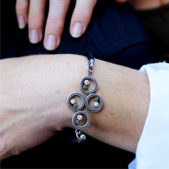 Damen-Lederarmband mit 925er Silberspiralen und bronzenen Punkten