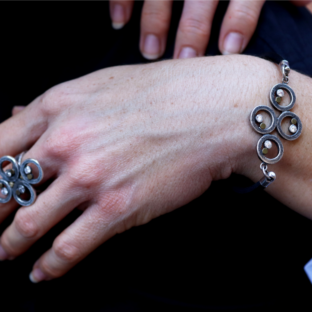 Damen-Lederarmband mit 925er Silberspiralen und bronzenen Punkten