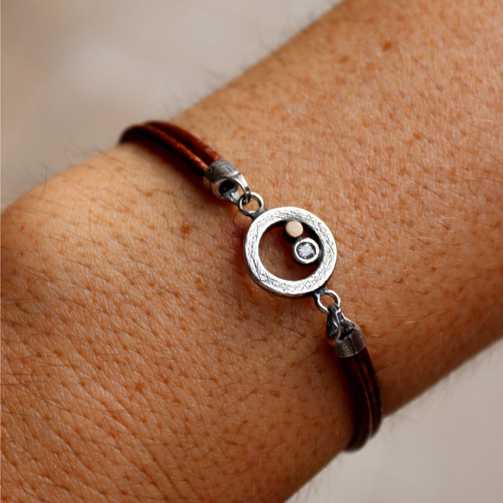 Pulsera de cuero mujer Engi con una espiral de plata 925 y un punto de bronce