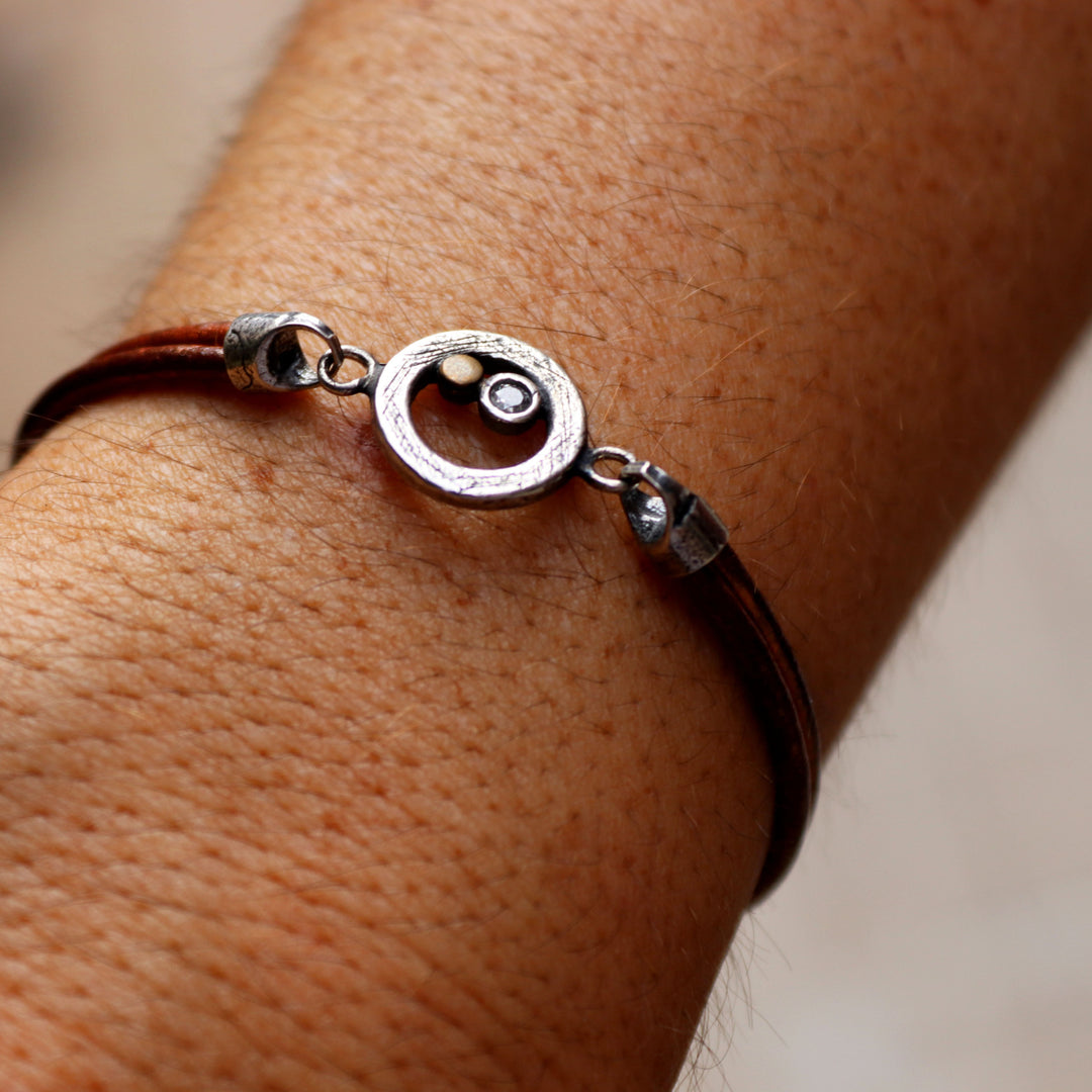 Pulsera de cuero mujer Engi con una espiral de plata 925 y un punto de bronce