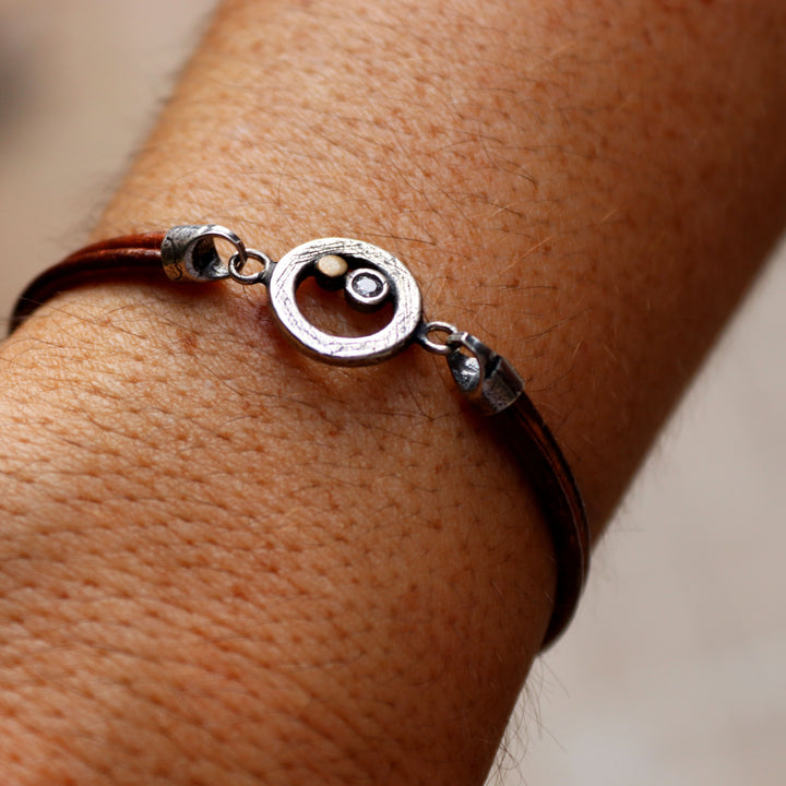 Pulsera de cuero mujer Engi con una espiral de plata 925 y un punto de bronce